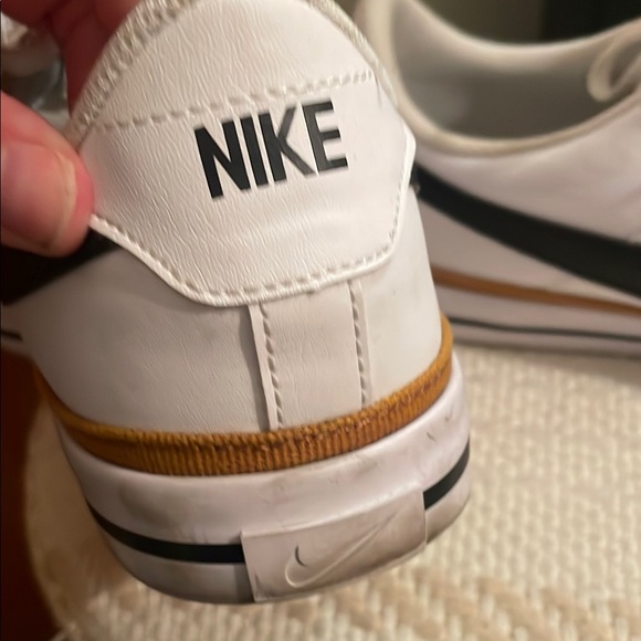 Nike legacy court Youth size 7 fits women size 8-8.5 - Picture 10 of 10